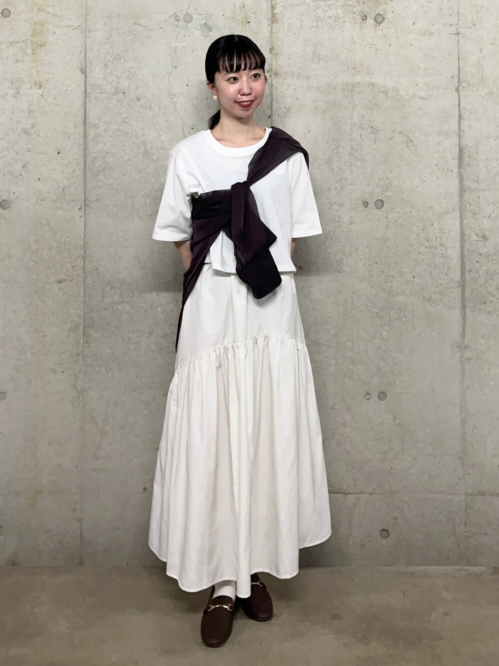 「ビッグシルエット、ローファー、ロングスカート、休日スタイル、SENSEOFPLACE、シャツスタイル、シアーシャツ、低身長、低身長コーデ、淡色コーデ、みんなの白Tフェス」｜「SENSE OF PLACE by URBAN RESEARCHのフェイクレザービットローファー（ローファー、ブラウン系）」を使った、だてちゃんさん（レディース・152cm）の春コーディネートの1枚目の写真
