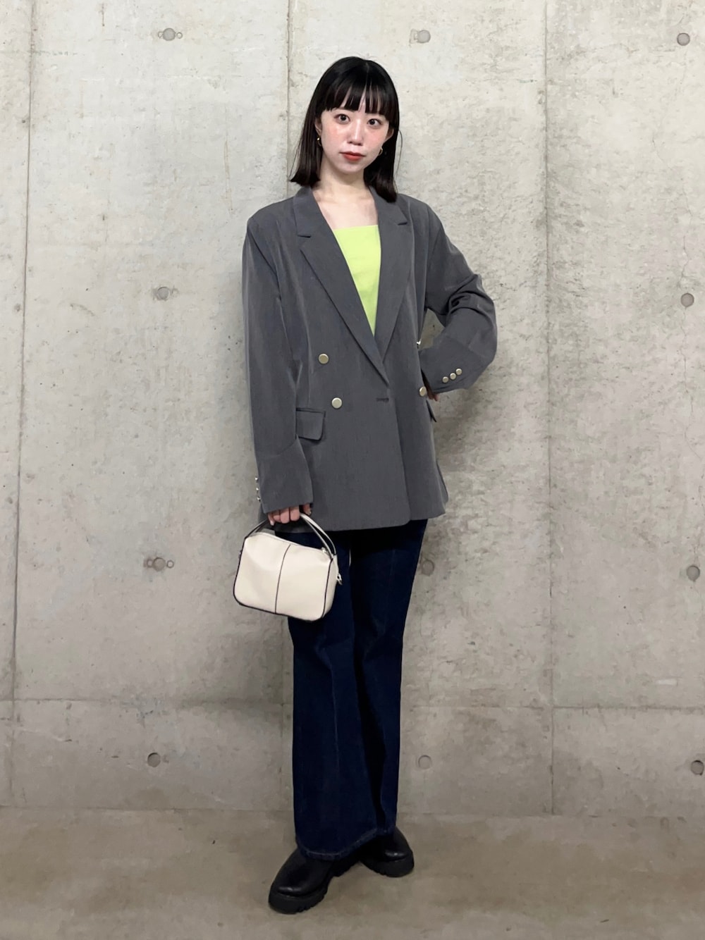 ブルー系のデニムパンツ、グレー系のその他アウター、ブラック系のブーツを着用したレディースの冬コーディネートの1枚目の写真