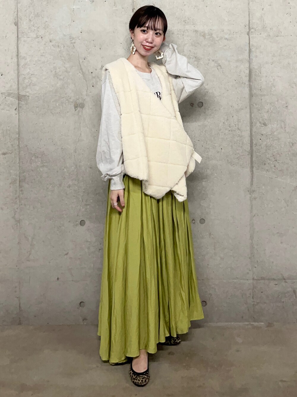 その他のTシャツ/カットソー、イエロー系のスカート、ブラウン系のベストを着用したレディースの秋コーディネートの1枚目の写真