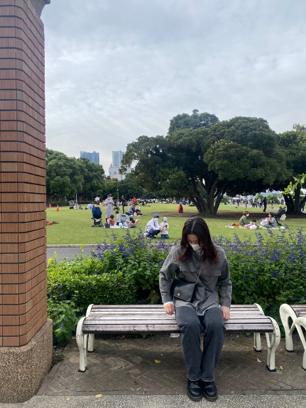 「ローファー、秋服、カジュアルコーデ、カジュアル、ジャケット、デニム、Dr.Martens、Dior、パンツスタイル、グレー、ワントーンコーデ、休日スタイル、メンズライク、シンプルスタイル、ショートブーツ」｜「niko and...のアイテム（ジャケット/アウター、グレー系）」を使った、サニさん（レディース・165cm）の秋コーディネートの1枚目の写真