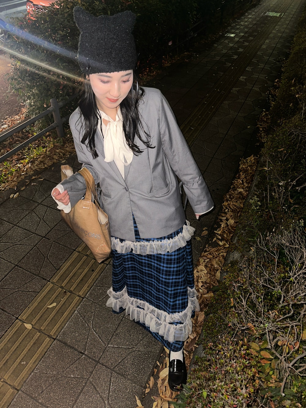 「秋冬コーデ、ジャケット、スカート、ニット帽、COMME des GARCONS、ローファー、リボン、冬コーデ、ガーリー、ブラウス、チェック、レイヤードスタイル、カジュアル、猫耳ニット帽、秋コーデ」｜「COMME des GARCONSのアイテム（バッグ、ベージュ系）」を使った、サニさん（骨格ウェーブ・レディース・166cm）の秋コーディネートの1枚目の写真