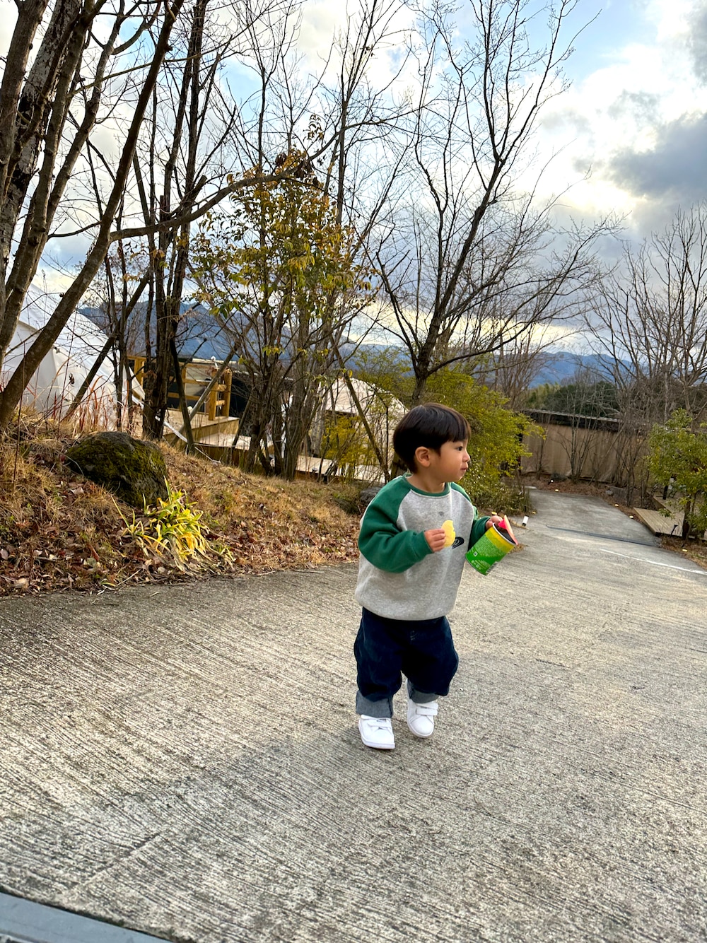 「今日のコーデ、プチプラ、カジュアルコーデ、韓国子供服、ストリート、着回しコーデ、2歳、息子コーデ、男の子コーデ、公園スタイル、2歳男の子」｜「PAIRMANON STREETのアイテム（Tシャツ/カットソー、グリーン系）」を使った、taochinmanさん（キッズ・80cm）の春コーディネートの1枚目の写真