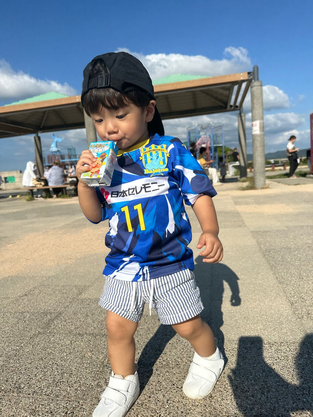 「スポーツ観戦、サッカー、ハーフパンツ、キャップ、白スニーカー、ユニフォーム、1歳、キッズコーデ」｜「mumuのアイテム（キャップ、ブラック系）」を使った、taochinmanさん（キッズ・80cm）の秋コーディネートの1枚目の写真
