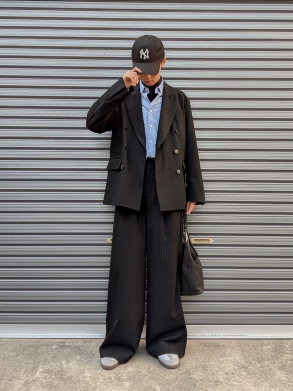 「春めき満開コーデ、ジャケット、シャツスタイル、スラックス、スニーカー、キャップ」｜「LUENNAの【LUENNA】Oversized Double Breasted Jacket / オーバーサイズ ダブルブレステッド ジャケット（テーラードジャケット、ブラック系）」を使った、sotaroさん（メンズ・175cm）の春コーディネートの1枚目の写真