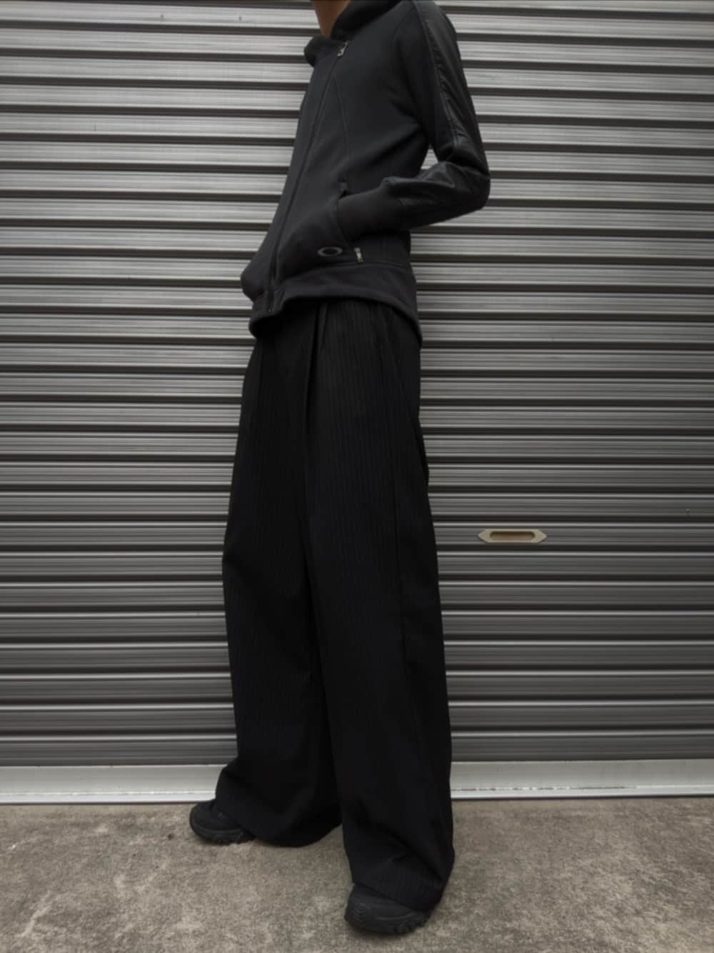 「メンズファッション、fashion、古着、スラックス、タイアップ、WEARタイアップ」｜「SINSSのTwo tuck wide straight stripe slacks / ２タックワイドストレートストライプスラックス（スラックス、ブラック系）」を使った、sotaroさん（メンズ・176cm）の夏コーディネートの1枚目の写真