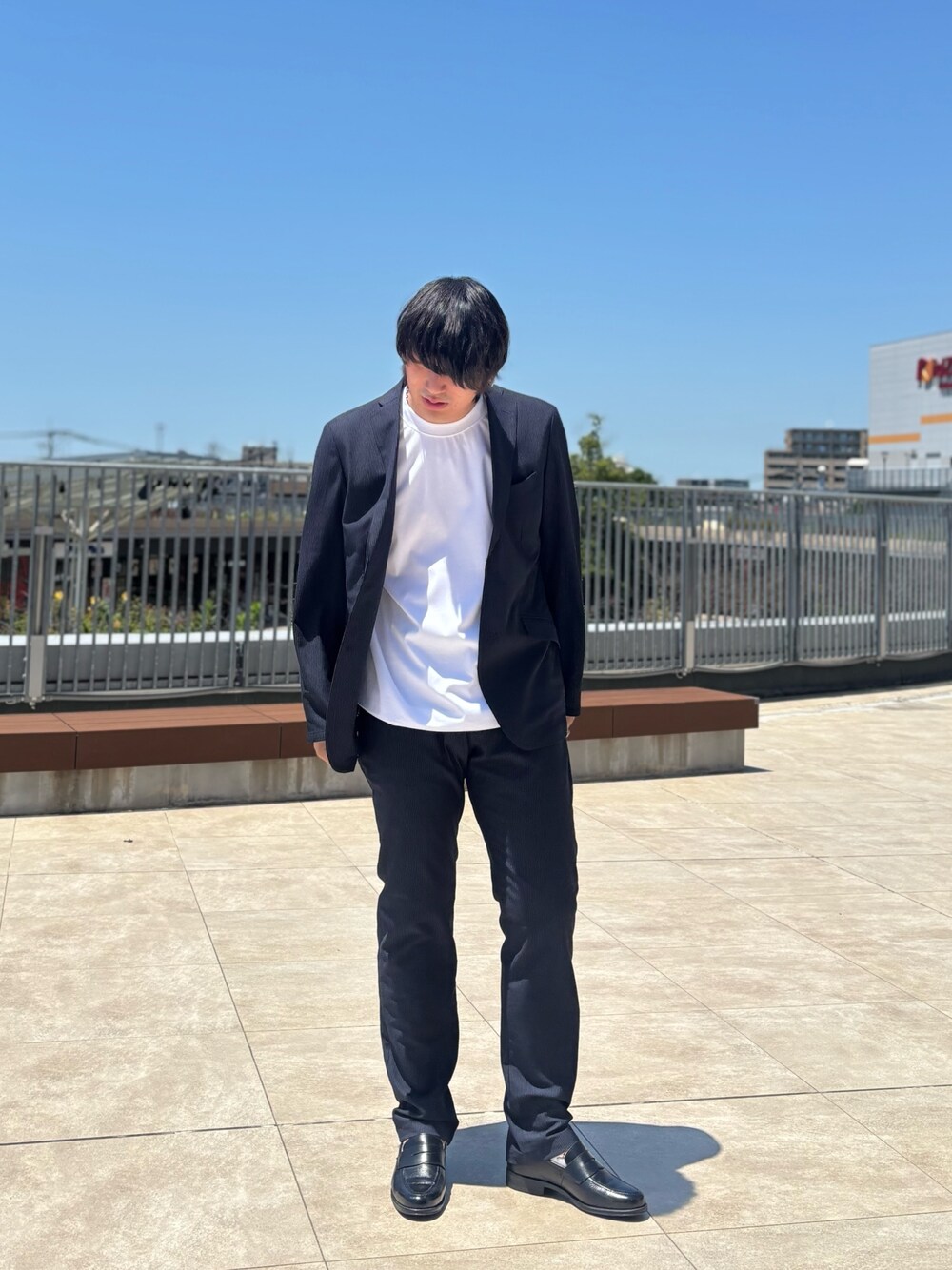 「白Tシャツ、大人カジュアルコーデ、シンプルスタイル、オトナカジュアル、休日スタイル、キレイめカジュアル、夏コーデ、おしゃれさんと繋がりたい、大人コーデ、夏、シンプル、デートコーデ、セットアップ」｜「NOLLEY’Sの《セットアップ/ビジカジ対応》ドットサッカーストレッチジャケット 25SS（テーラードジャケット、ブルー系）」を使った、RYOUGAさん（メンズ・177cm）の夏コーディネートの1枚目の写真