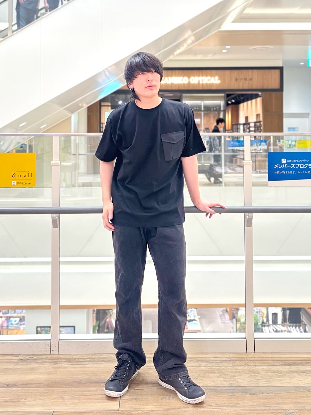 「夏コーデ、黒Tシャツ、デニム、スニーカー、Tシャツ、ブラックコーデ、アウトドアスタイル、メンズファッション、大人コーデ、夏、夏服、おでかけコーデ、シンプルスタイル」｜「NOLLEY’Sの【ACTIVE SECT】《限定展開》カーゴポケットTシャツ 25SS（Tシャツ/カットソー、ブラック系）」を使った、RYOUGAさん（メンズ・177cm）の夏コーディネートの1枚目の写真