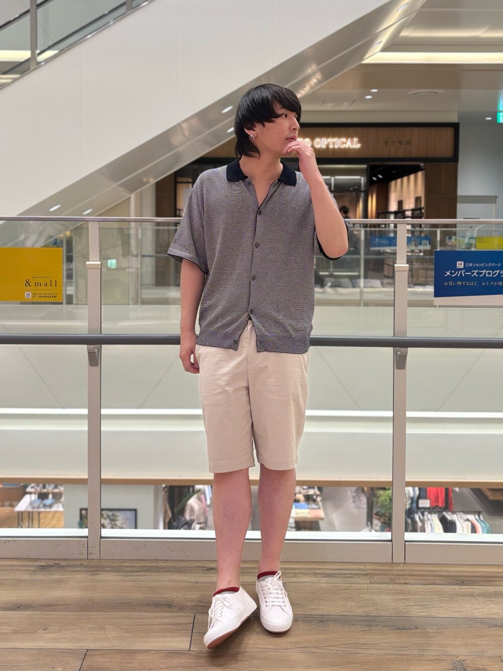 「雨の日コーデ、デートコーデ、きれいめカジュアル、ハーフパンツ、スニーカー、夏コーデ、シャツスタイル、大人カジュアルコーデ、オトナカジュアル、休日スタイル、キレイめカジュアル、夏」｜「NOLLEY’Sの【SIX FUNCTIONS】ウォッシャブル コースボーダーニットシャツ 25SS（シャツ/ブラウス、ブラック系）」を使った、RYOUGAさん（メンズ・177cm）の夏コーディネートの1枚目の写真