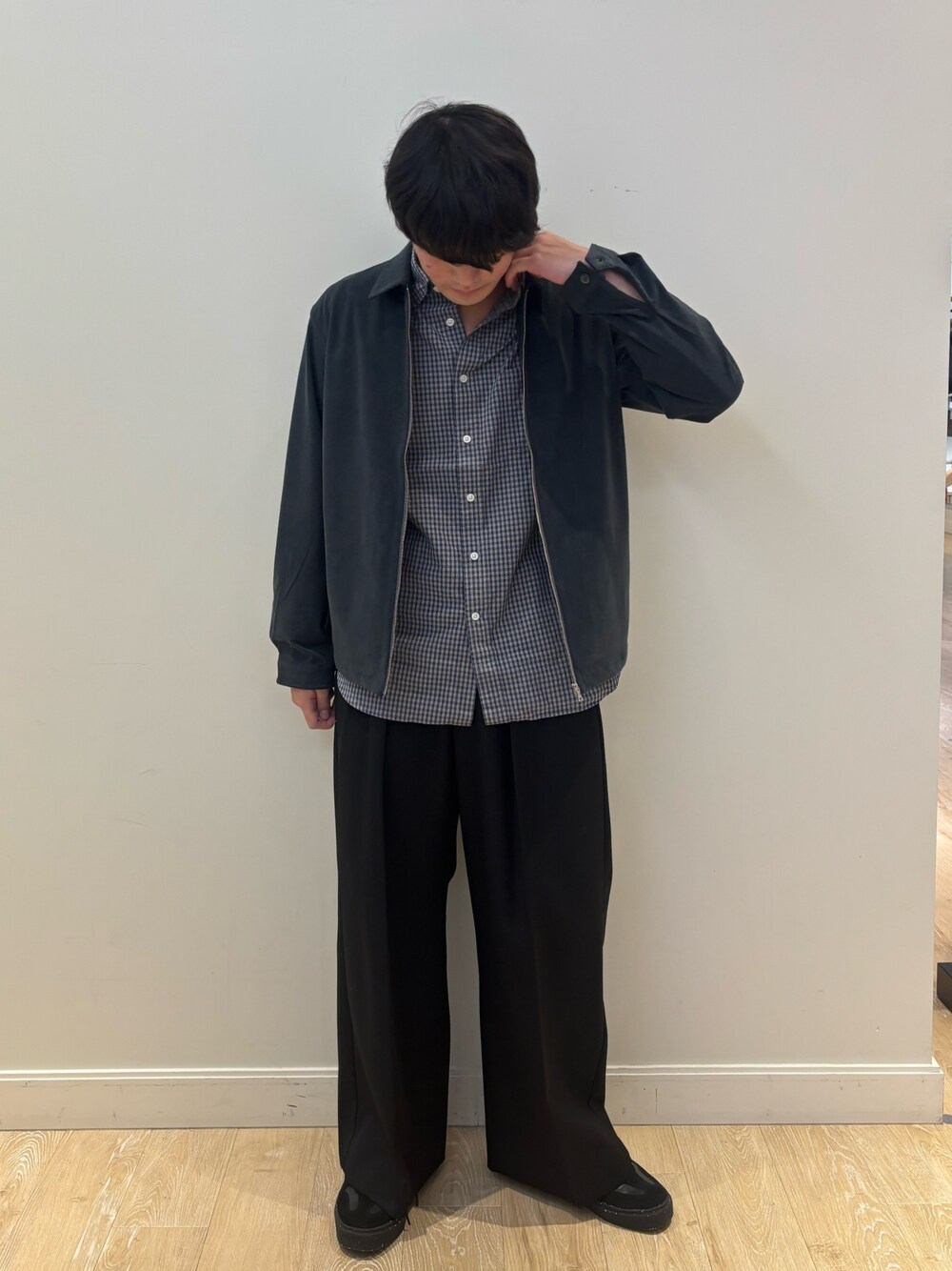 グレー系のブルゾン、ブルー系のシャツ/ブラウスを着用したメンズの秋コーディネートの1枚目の写真