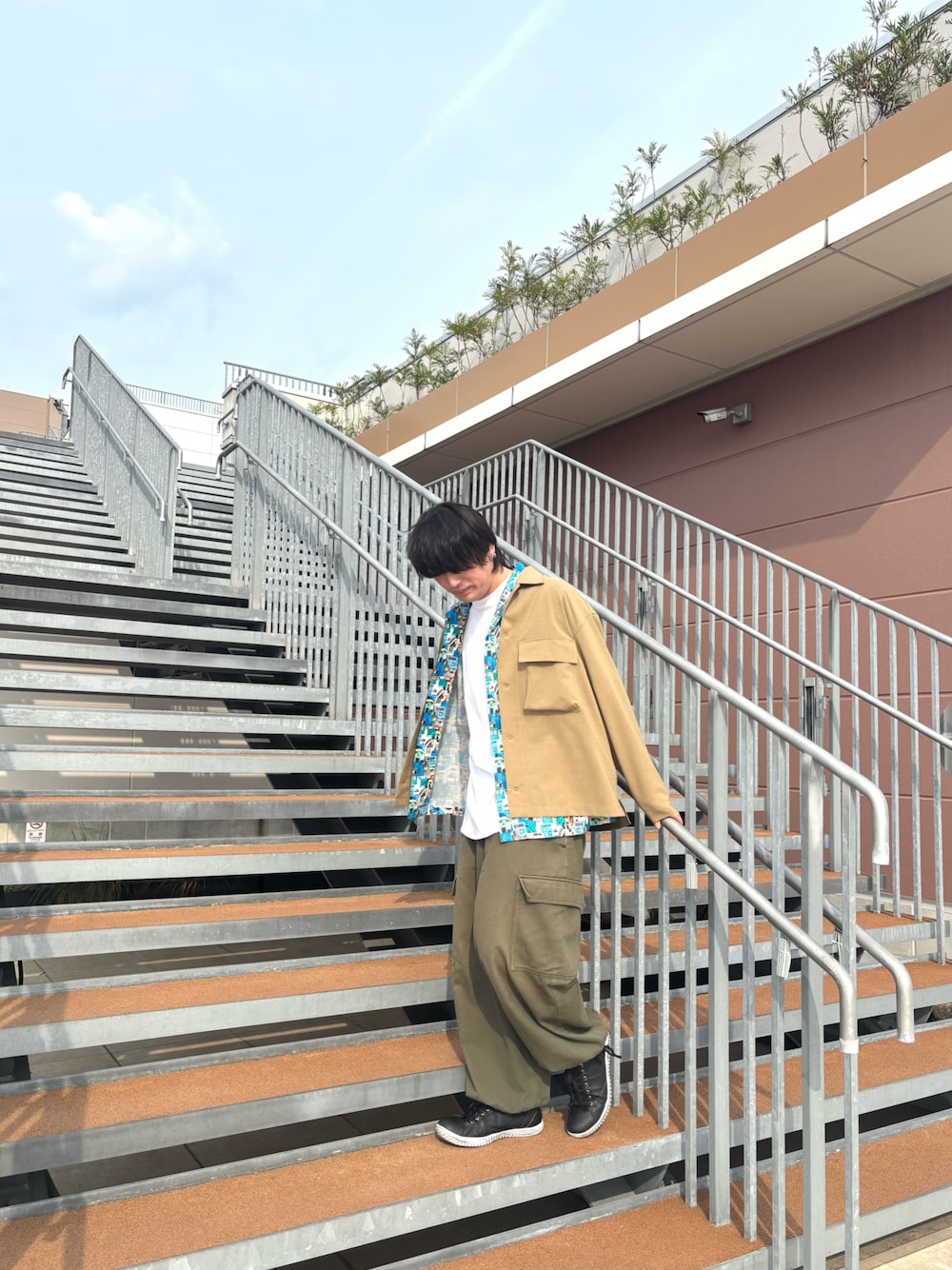 「柄シャツ、白シャツ、シャツスタイル、お出かけコーデ、カーゴパンツ、重ね着」｜「NOLLEY’Sの《セットアップ対応》イージーケア ストレッチポプリン シャツブルゾン 25SS（シャツ/ブラウス、ベージュ系）」を使った、RYOUGAさん（メンズ・177cm）の春コーディネートの1枚目の写真