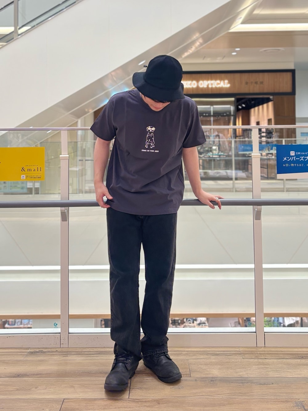 「バケットハット、雨の日コーデ、デートコーデ、きれいめカジュアル、デニム、夏コーデ、古着MIX、シンプルスタイル、休日スタイル」｜「BARNS OUTFITTERSの【BARNS OUTFITTERS】別注タフネックT COME AS YOU ARE 25SS（Tシャツ/カットソー、グレー系）」を使った、RYOUGAさん（メンズ・177cm）の夏コーディネートの1枚目の写真