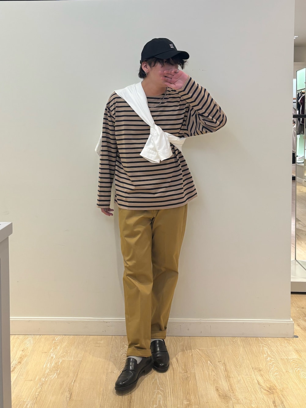 ベージュ系のチノパンツ、ホワイト系のシャツ/ブラウス、ベージュ系のTシャツ/カットソーを着用したメンズの秋コーディネートの1枚目の写真