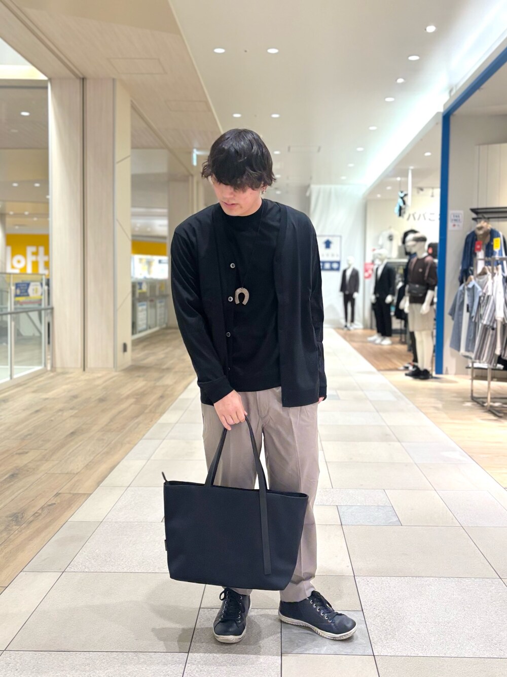 ブラック系のカーディガン/ボレロ、ブラック系のTシャツ/カットソー、グレー系のその他パンツを着用したメンズの夏コーディネートの1枚目の写真