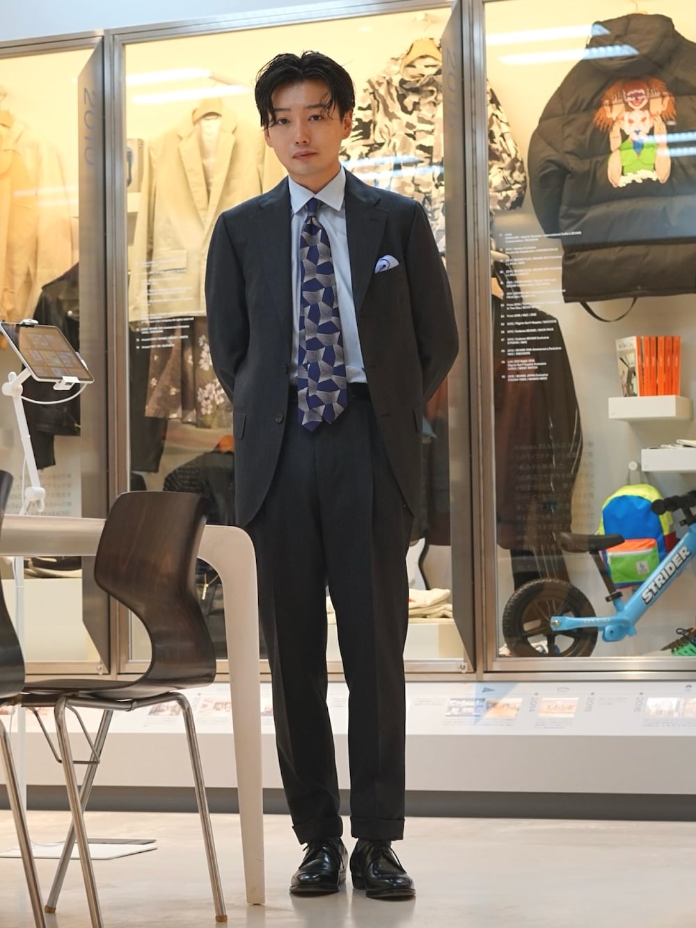 「最近のいい感じコーデ、スーツスタイル、ネクタイ、革靴、ビジネススタイル」｜「JOHN COMFORTのJOHN COMFORT / シルク モチーフ柄 ジャカード ネクタイ（ネクタイ、パープル系）」を使った、shunkobayashiさん（メンズ・171cm）の秋コーディネートの1枚目の写真
