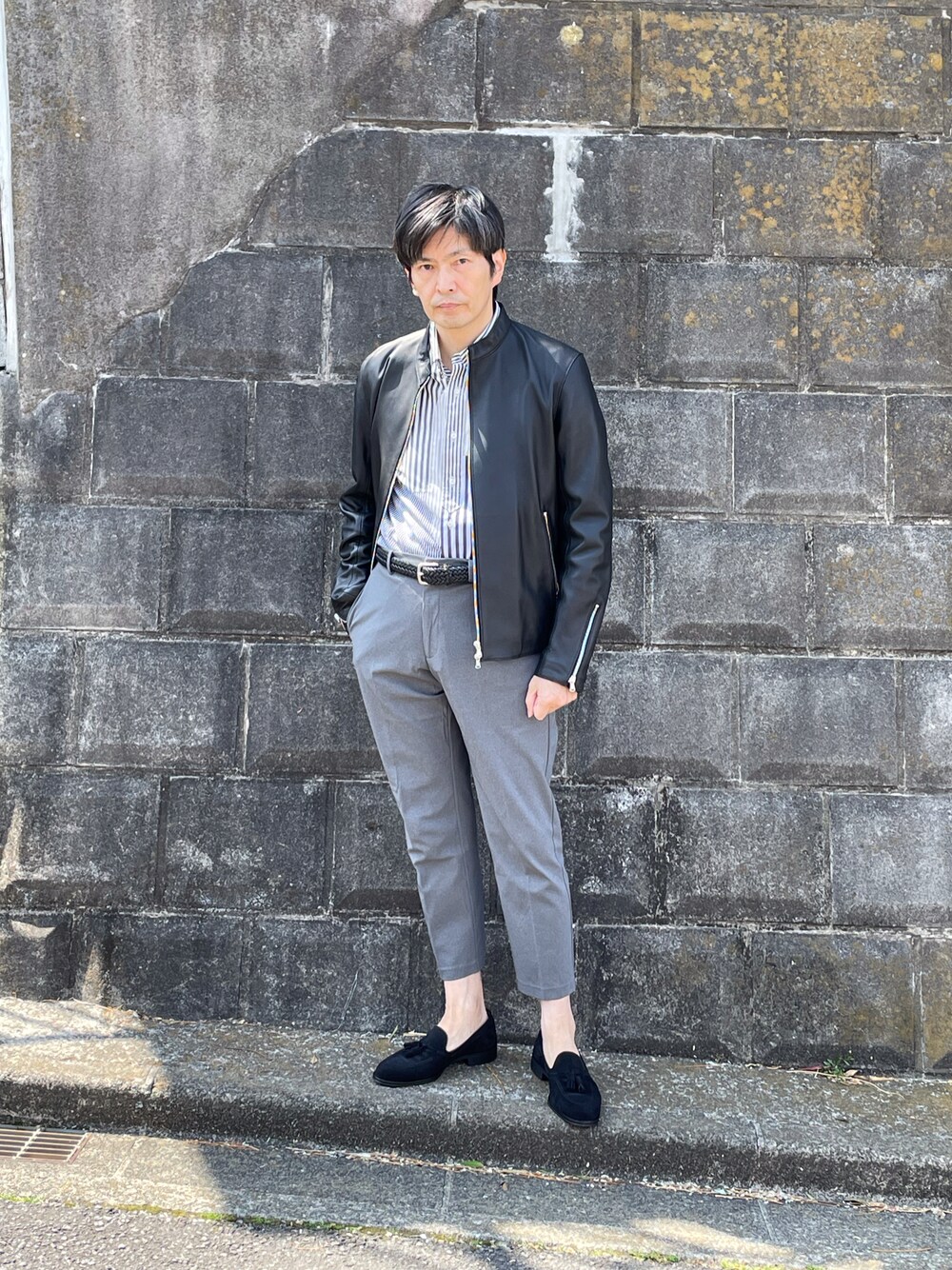 「はじめましてコーデ、春コーデ、休日スタイル、おしゃれさんと繋がりたい、休日コーデ、モノトーンコーデ」｜「UNIQLOのアイテム（スラックス、グレー系）」を使った、leftbankさん（メンズ・176cm）の春コーディネートの1枚目の写真
