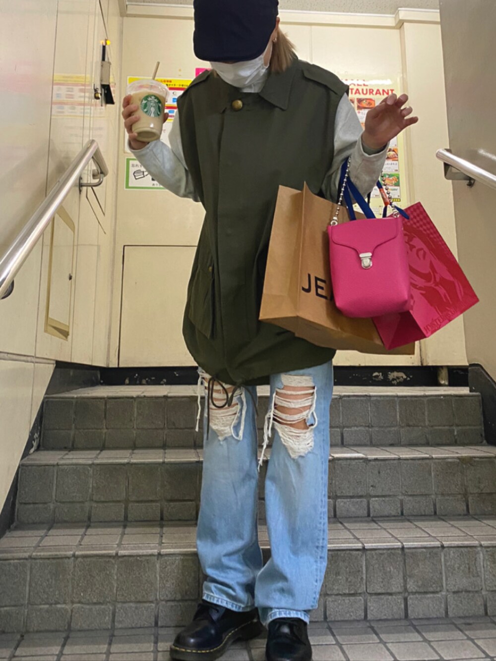 「パンツスタイル、今日のコーデ、ootd、オーバーサイズ、ビッグシルエット、ミニタリー、ジャケット、デニム、デニムパンツ、カーキ、Dr.Martens、ダメージデニムパンツ、キャスケット、メンズライク、春コーデ」｜「UNIQLOのアイテム（デニムパンツ、ブルー系）」を使った、hdys__72oさん（レディース・154cm）の春コーディネートの1枚目の写真