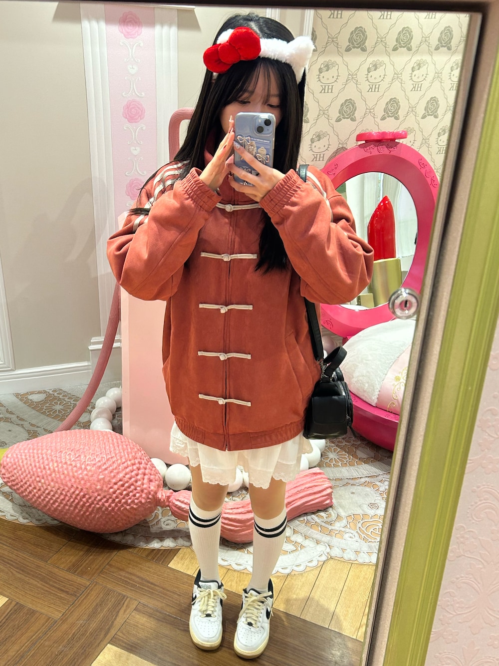 「NIKEのアイテム（スニーカー、ホワイト系）」を使った、mimiさん（レディース・156cm）の春コーディネートの1枚目の写真