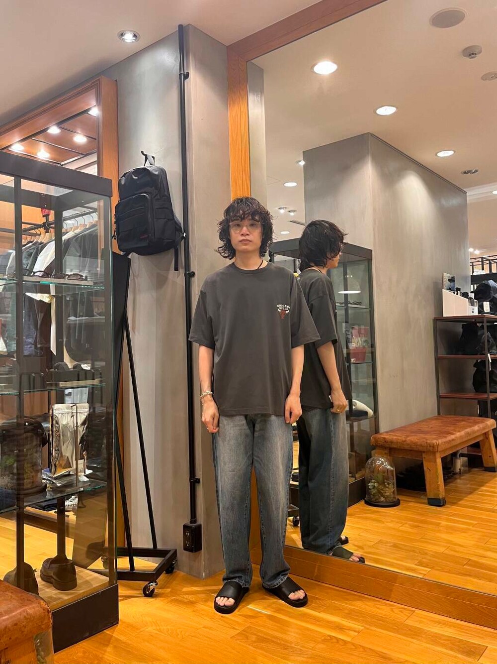 ブラック系のTシャツ/カットソー、ブルー系のデニムパンツを着用したメンズの夏コーディネートの1枚目の写真