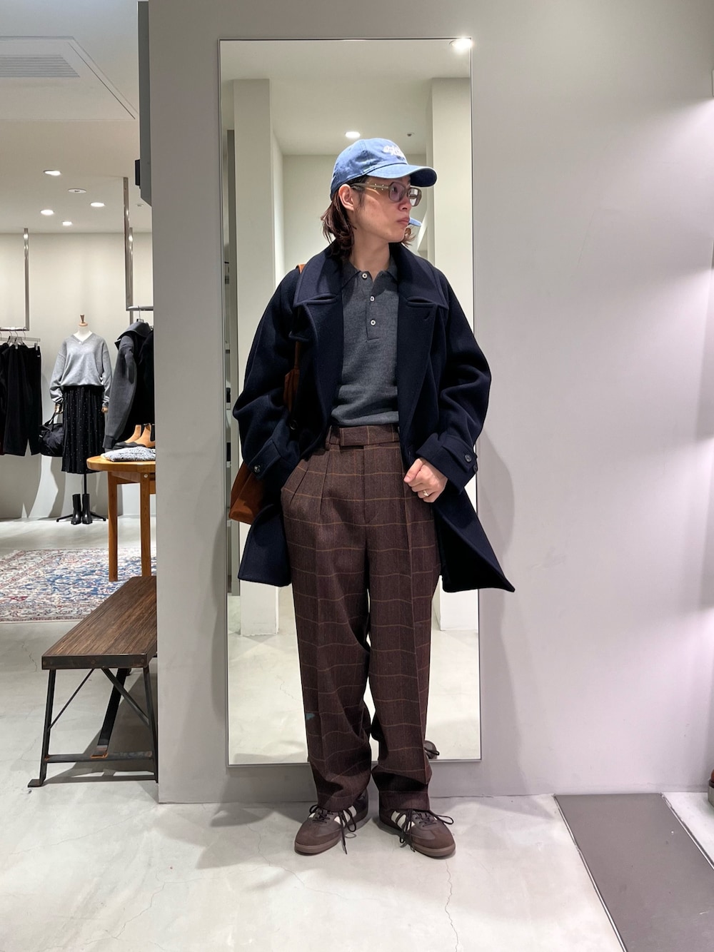 ブラウン系のスニーカー、ブラウン系のトートバッグ、グレー系のニット/セーターを着用したメンズの秋コーディネートの1枚目の写真