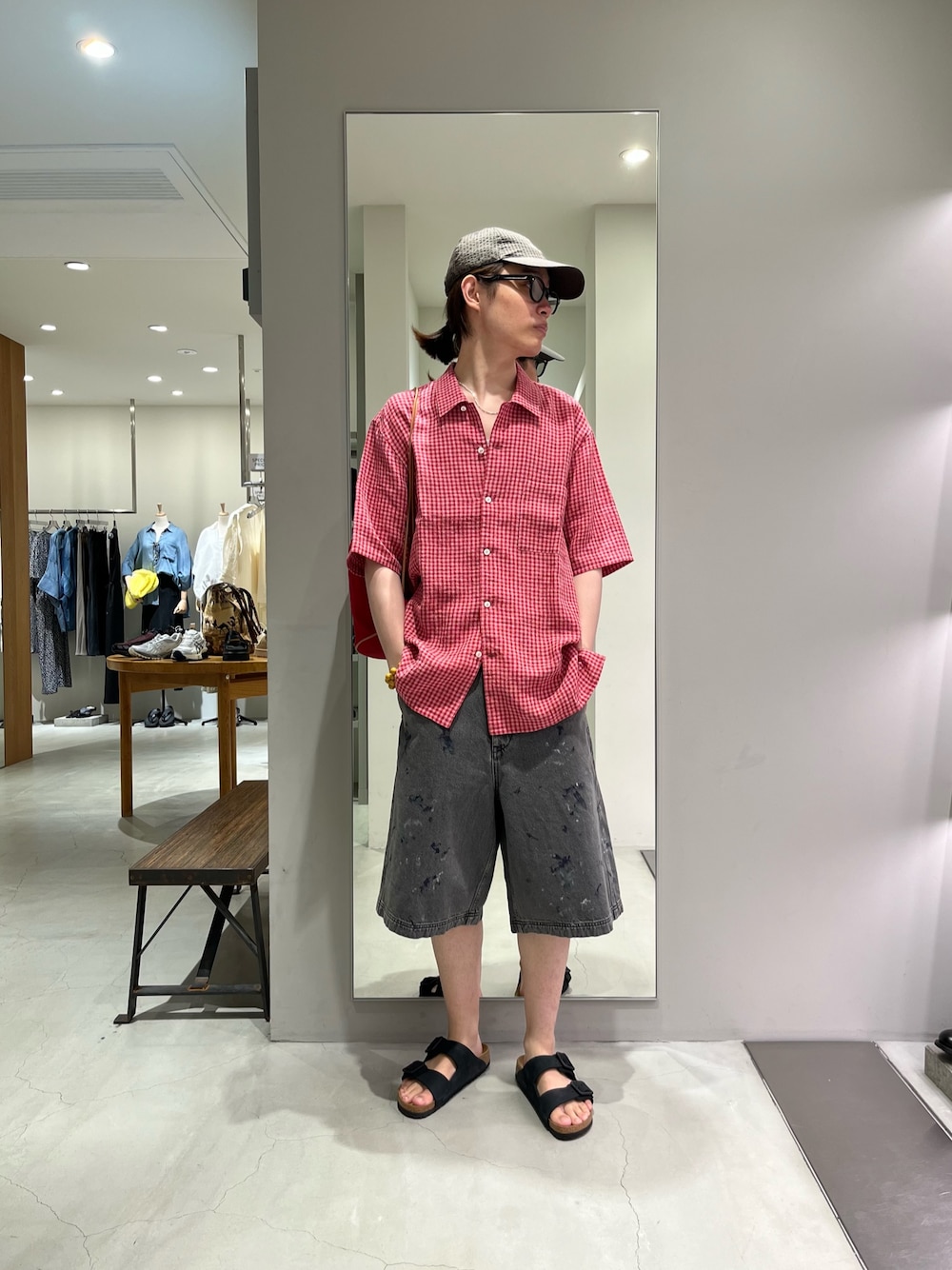 ブラック系のその他パンツ、ブラック系のサンダル、ブラウン系のキャップを着用したメンズの夏コーディネートの1枚目の写真