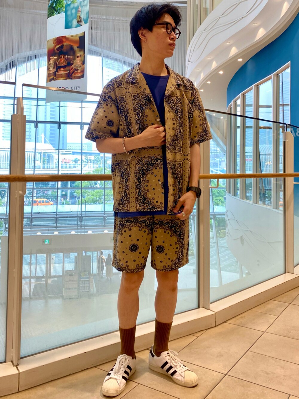 ベージュ系のシャツ/ブラウス、ベージュ系のその他パンツを着用したメンズの秋コーディネートの1枚目の写真