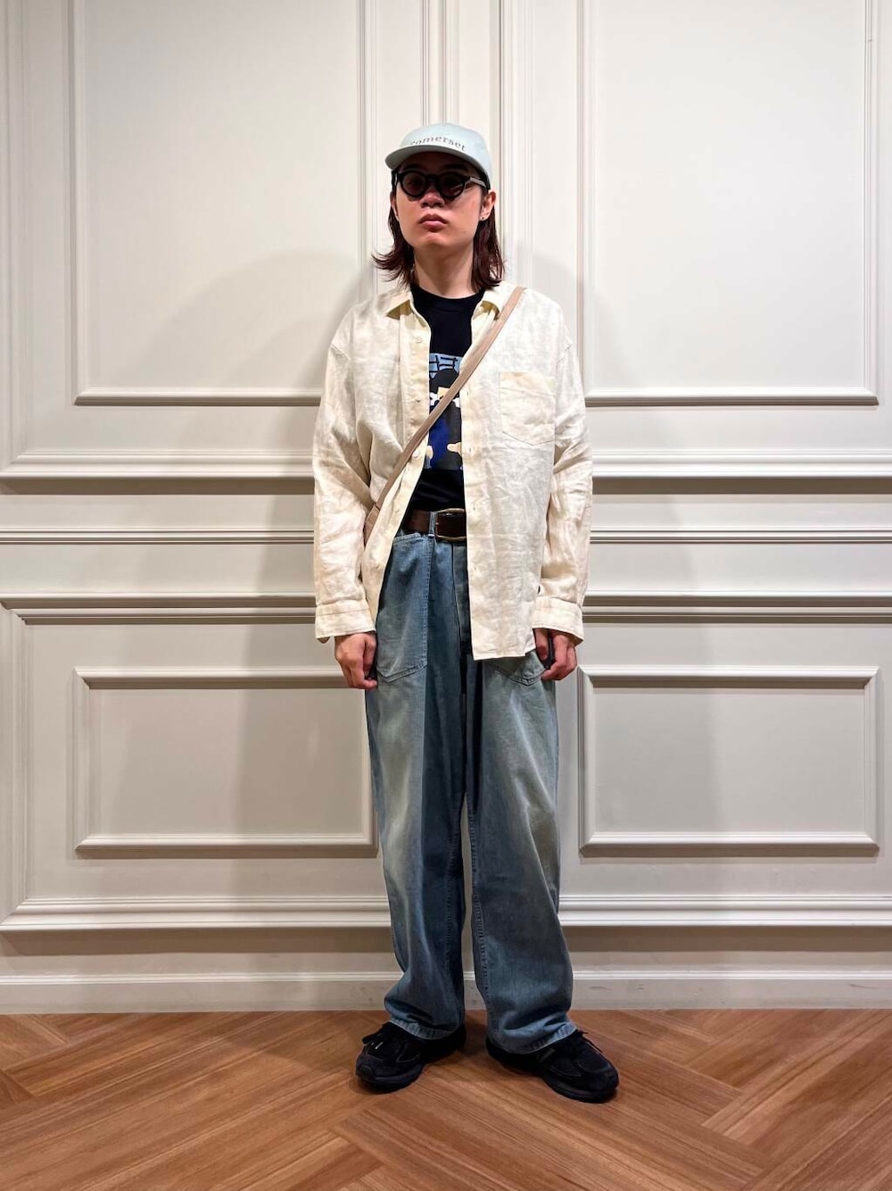 ホワイト系のシャツ/ブラウス、ブラック系のTシャツ/カットソーを着用したメンズの夏コーディネートの1枚目の写真