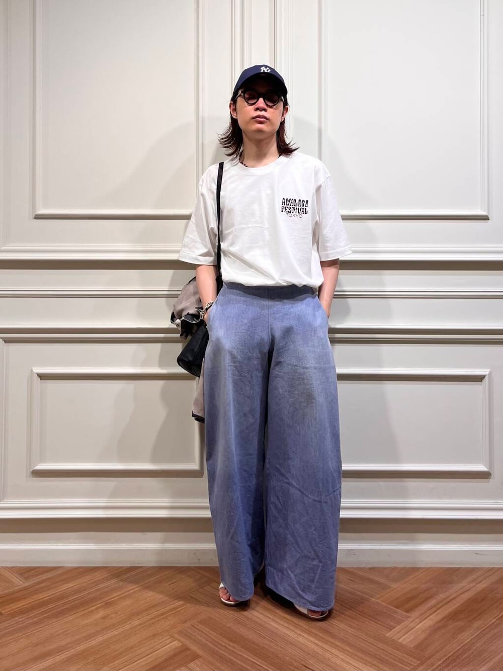 「カジュアル、モノトーン、ワントーン、柄シャツ、shirts、3WAY、URTECH、柄物、カジュアルスタイル、print、古着mix、tote、back、t-shirts、medium」｜「URBAN RESEARCHのAVALONFES BACK PRINT T-SHIRTS（Tシャツ/カットソー、ホワイト系）」を使った、tkoさん（メンズ・174cm）の夏コーディネートの1枚目の写真