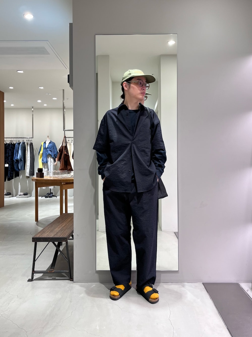 その他のシャツ/ブラウス、ブラック系のサンダル、その他のその他パンツを着用したメンズの春コーディネートの1枚目の写真