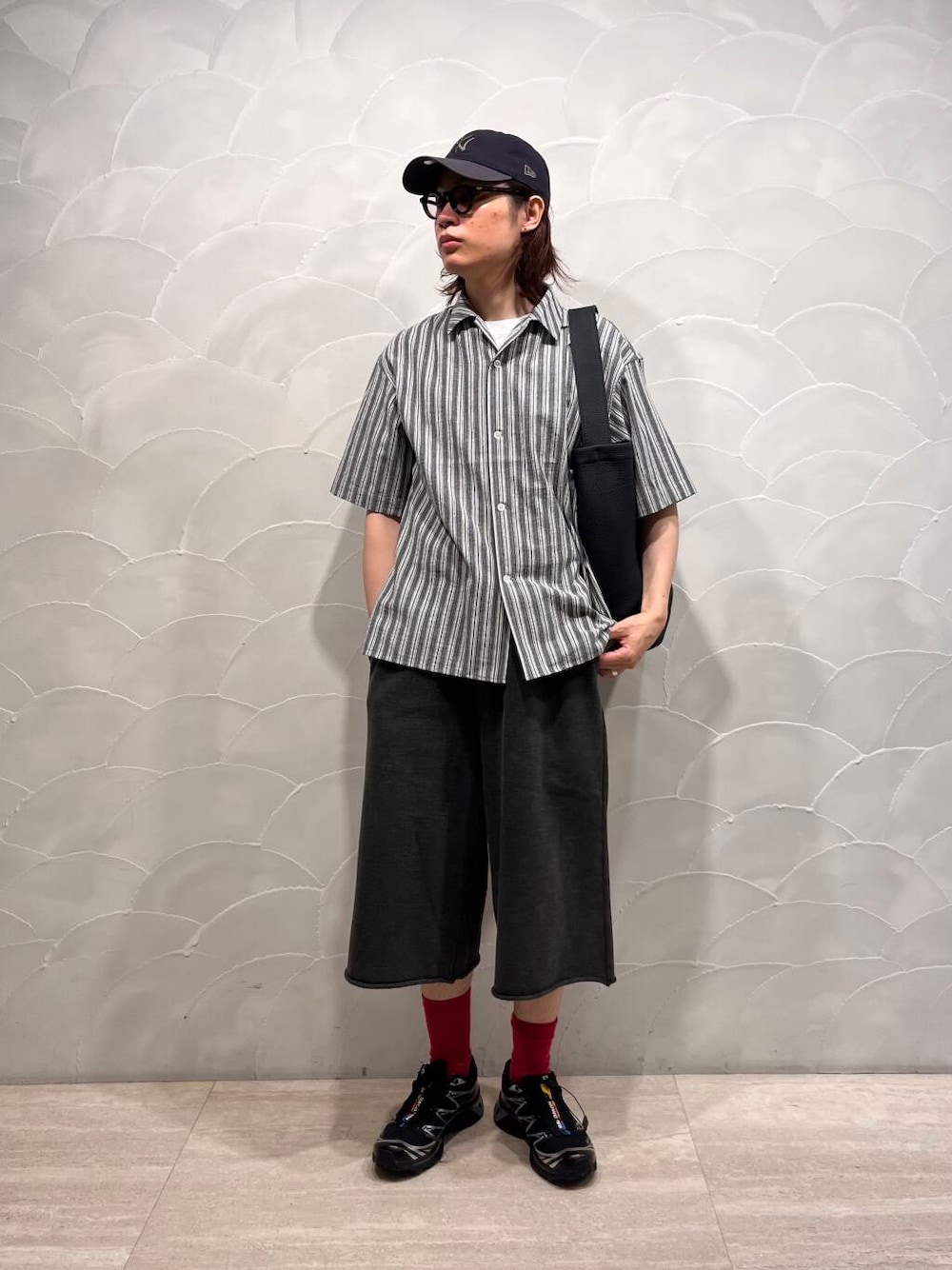 「アーバンリサーチ、シャツスタイル、ストライプシャツ、バッグ、スウェット、柄シャツ、セール、ショーツ、セールアイテム、URTECH、柄物、ur、古着mix、サロモン、旅行コーデ」｜「SALOMONのSALOMON　XT-6 GTX（スニーカー、ブラック系）」を使った、tkoさん（メンズ・174cm）の夏コーディネートの1枚目の写真