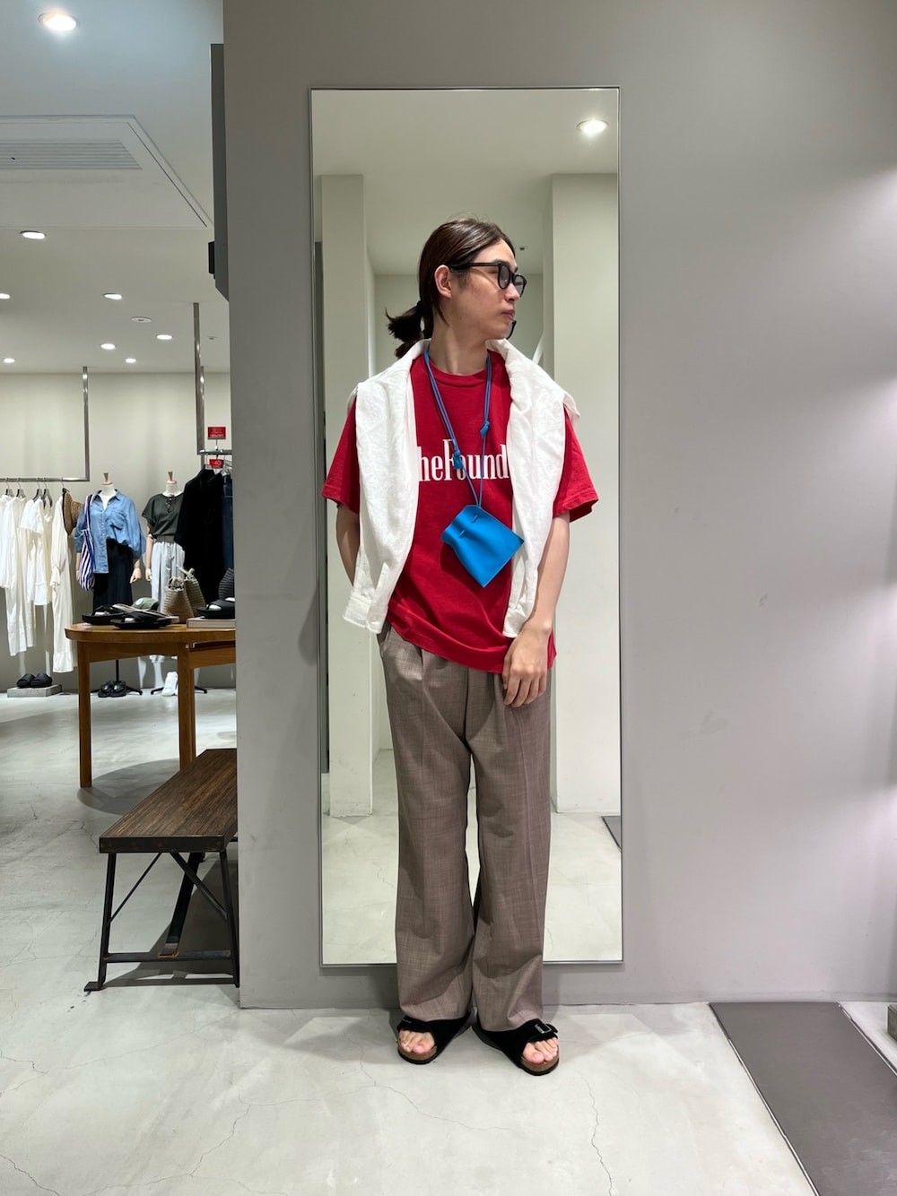 ベージュ系のその他パンツ、レッド系のTシャツ/カットソー、ブラック系のサンダルを着用したメンズの夏コーディネートの1枚目の写真