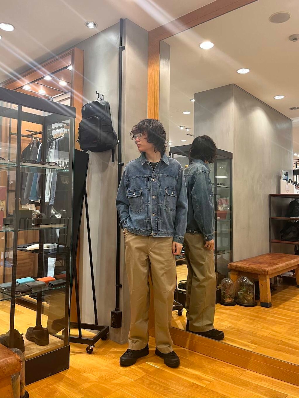 ベージュ系のその他パンツ、ブラック系のスニーカー、ブルー系のデニムジャケットを着用したメンズの夏コーディネートの1枚目の写真