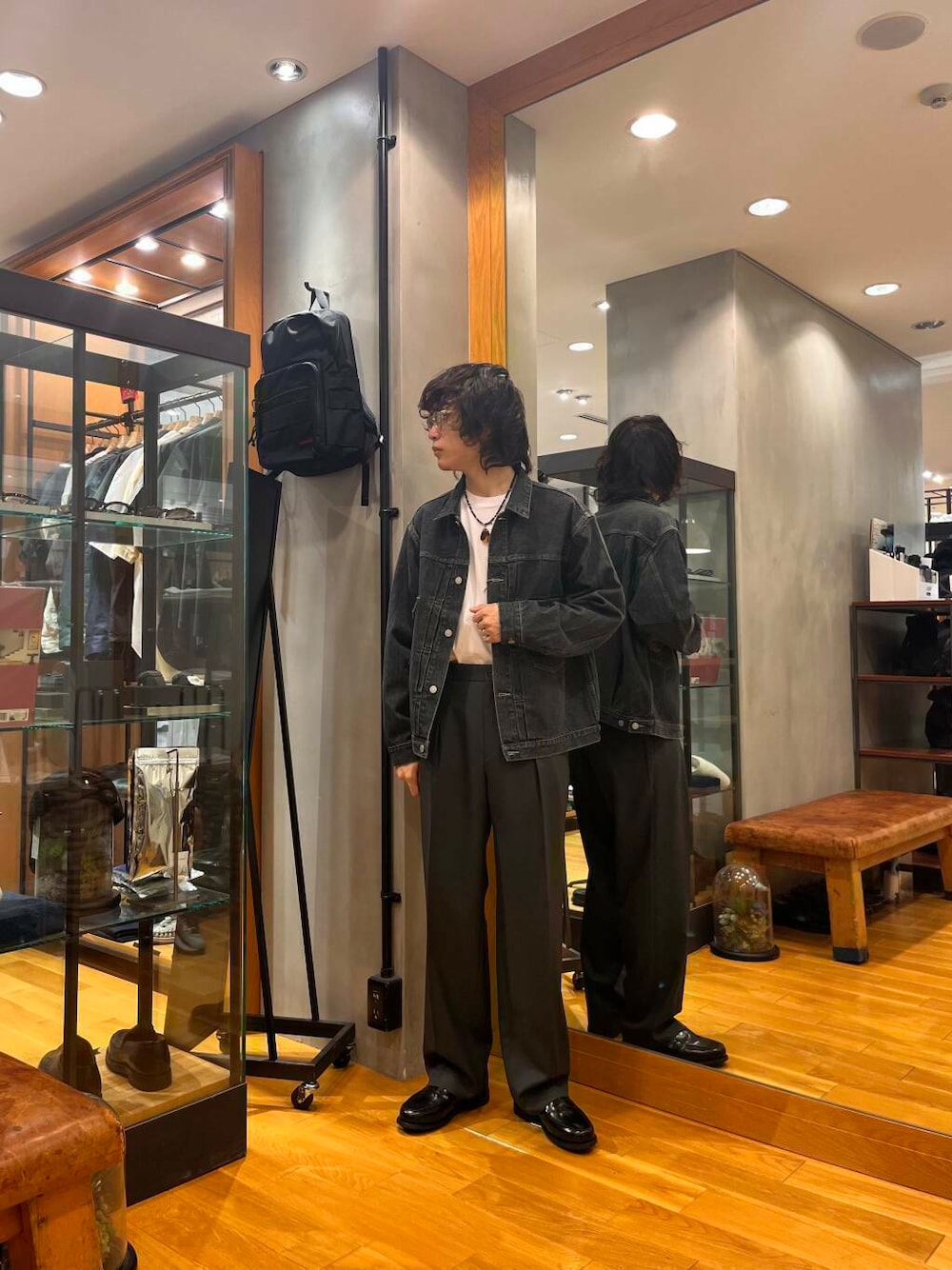 ブラック系のドレスシューズ、ブラック系のデニムジャケット、ホワイト系のTシャツ/カットソーを着用したメンズの夏コーディネートの1枚目の写真