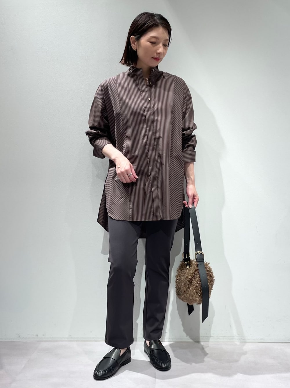 グレー系のその他パンツ、ブラウン系のショルダーバッグ、ブラウン系のシャツ/ブラウスを着用したレディースの夏コーディネートの1枚目の写真