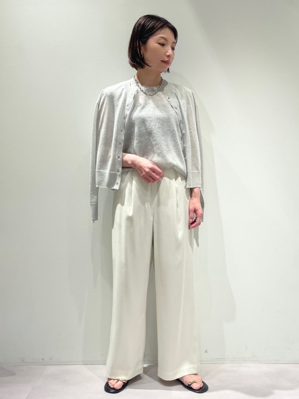 「カリテ(qualite)、夏コーデ、初夏コーデ、ラメニット、シアーラメ、シアーラメニット、シアーカーディガン、アンサンブルニット、お出かけコーデ、オフィスカジュアル、きれいめカジュアル、上品カジュアル、ワイドパンツ、ホワイトパンツ、ウエストゴム」｜「qualiteのラメハイゲージニットカーデ（カーディガン/ボレロ、シルバー系）」を使った、KAWAMURAさん（レディース・160cm）の春コーディネートの1枚目の写真