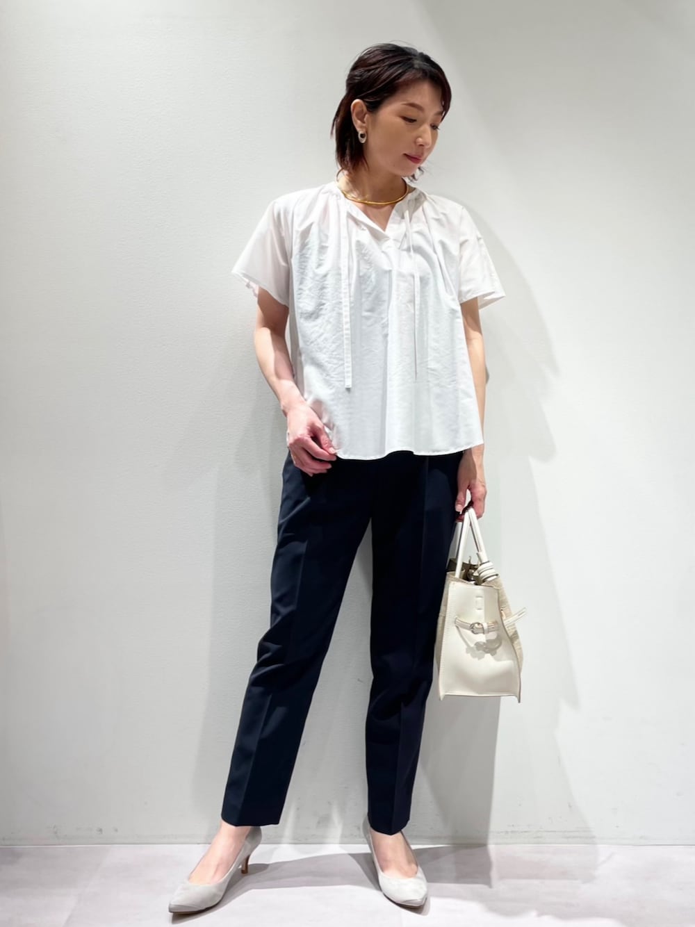 ホワイト系のシャツ/ブラウス、ブルー系のその他パンツ、グレー系のパンプスを着用したレディースの夏コーディネートの1枚目の写真