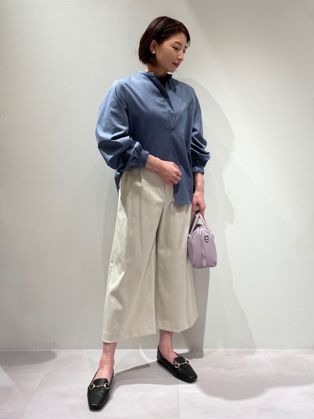 「カリテ(qualite)、ピシェアバハウス、大人カジュアル、秋コーデ、秋冬コーデ、ワイドクロップドパンツ、ホワイトパンツ、サテンパンツ、シャツスタイル、ブルーシャツ、ビットローファー、通勤コーデ」｜「qualiteのサテンワイドクロップドパンツ（その他パンツ、ホワイト系）」を使った、KAWAMURAさん（レディース・160cm）の秋コーディネートの1枚目の写真