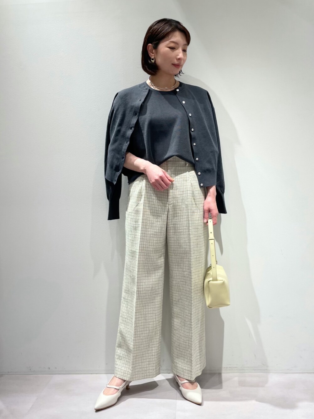 「カリテ(qualite)、Aubannister、春コーデ、春色、春服、パンツコーデ、ツィードパンツ、アンサンブルニット、ハイゲージニット、チョーカーネックレス、きれいめカジュアル、オフィスカジュアル、ハイウエストパンツ、オトナカジュアル、上品カジュアル」｜「qualiteのミックスカラーツイードパンツ（その他パンツ、その他）」を使った、KAWAMURAさん（レディース・160cm）の冬コーディネートの1枚目の写真