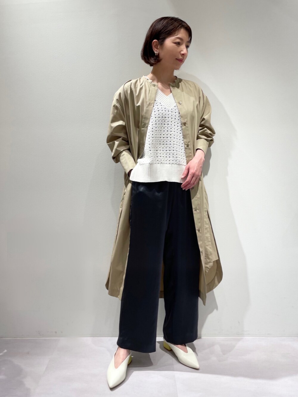 「カリテ(qualite)、ピシェアバハウス、休日スタイル、パンツスタイル、大人コーデ、着回しコーデ、シャツワンピ、ニットベスト、ラクチンコーデ、サテンパンツ、ポインテッドパンプス」｜「qualiteのかぎ針風ニットベスト（ニット/セーター、ホワイト系）」を使った、KAWAMURAさん（レディース・160cm）の冬コーディネートの1枚目の写真