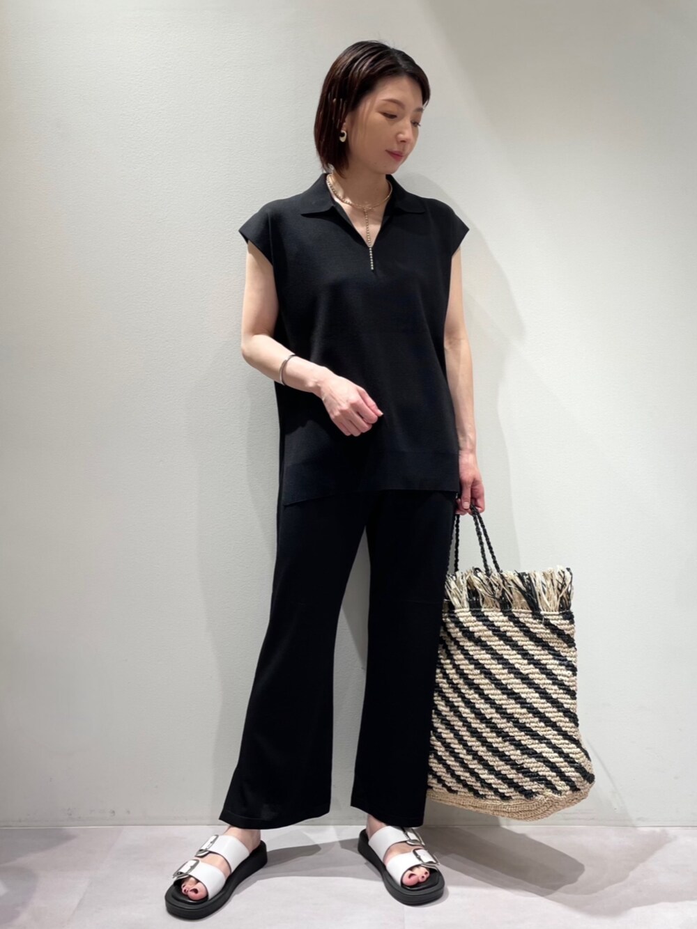 ブラック系のTシャツ/カットソー、ブラック系のその他パンツ、その他のトートバッグを着用したレディースの夏コーディネートの1枚目の写真