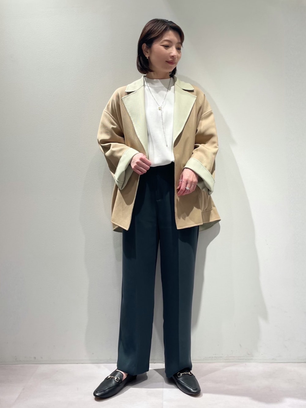 「カリテ(qualite)、Aubannister、春コーデ、春アウター、春色、春ニット、アウターコーデ、白ニット、ワイドストレートパンツ、ウエストゴム、大人カジュアル、オフィスカジュアル、きれいめカジュアル、おでかけコーデ、ランチコーデ」｜「qualiteのパールキャッチネックレス（ネックレス、シルバー系）」を使った、KAWAMURAさん（レディース・160cm）の冬コーディネートの1枚目の写真