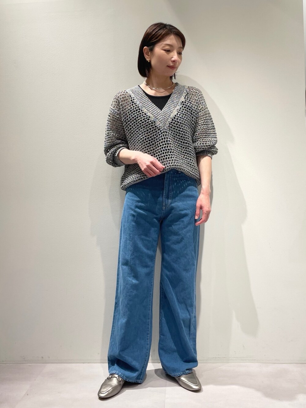 「カリテ(qualite)、eJEANS、コラボデニム、ラメニット、ローゲージニット、ブルーニット、デニムコーデ、コットンリネンデニム、サマーデニム、タンクトップ、ブルーデニム、大人カジュアル、おでかけコーデ、休日スタイル」｜「qualiteのｸﾙｰﾈｯｸﾉｰｽﾘｰﾌﾞﾆｯﾄ（タンクトップ、ブラック系）」を使った、KAWAMURAさん（レディース・160cm）の冬コーディネートの1枚目の写真