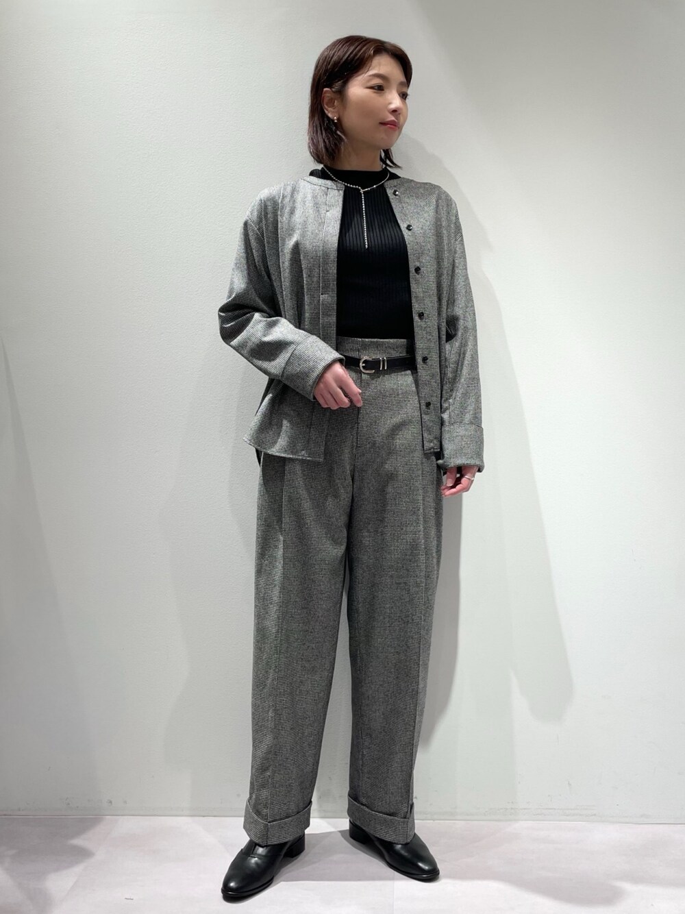その他のその他パンツ、その他のシャツ/ブラウス、ブラック系のニット/セーターを着用したレディースの秋コーディネートの1枚目の写真