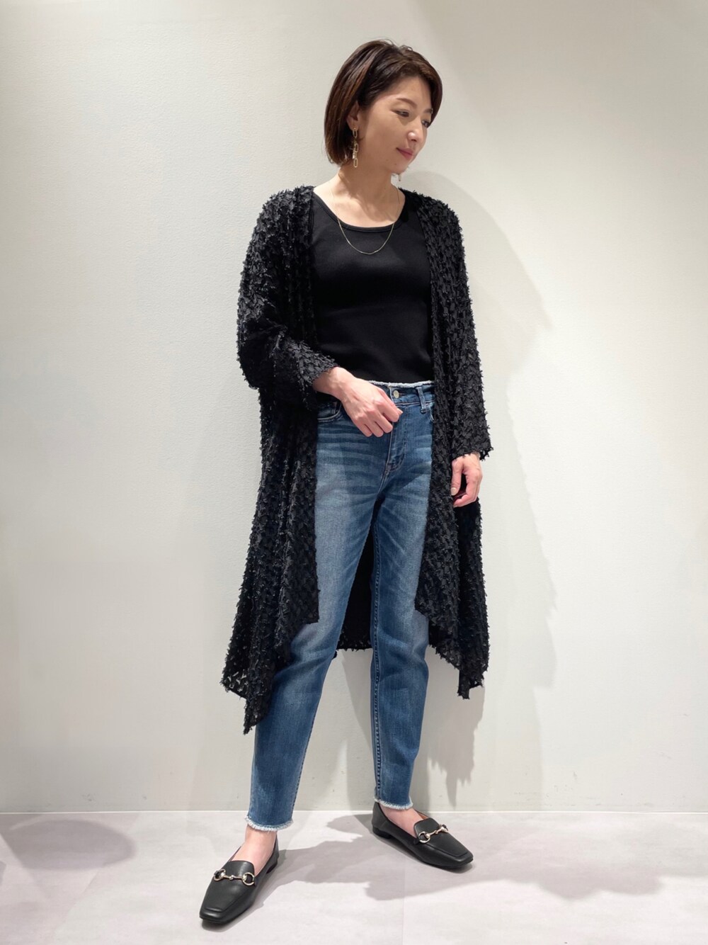 「カリテ(qualite)、healthy、healthyデニム、大人カジュアル、初秋コーデ、シャツスタイル、シャツカーディガン、デニムコーデ、カジュアルコーデ、シャツ×デニム、ビットローファー」｜「qualiteのウールボイルシャツカーデ（カーディガン/ボレロ、ブラック系）」を使った、KAWAMURAさん（レディース・160cm）の秋コーディネートの1枚目の写真