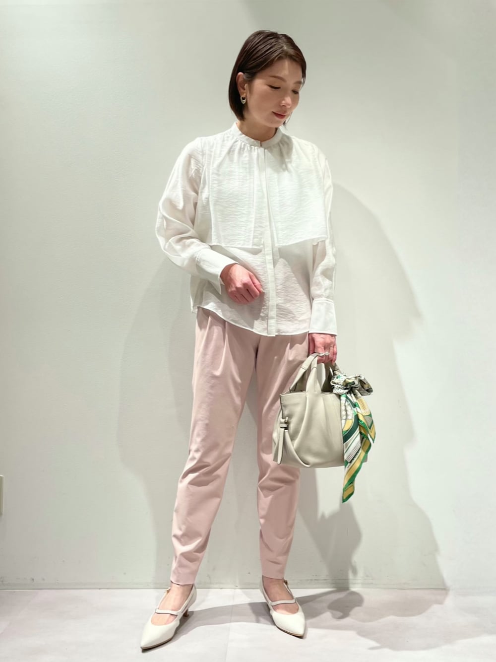 「カリテ(qualite)、LOWELL things、マニプリスカーフ、パンツコーデ、ブラウス、春コーデ、春色、テーパードパンツ、タックパンツ、2wayストレッチテーパードパンツ、ピンクパンツ、レイヤードブラウス、綺麗めコーデ、オフィスカジュアル、レザーバッグ」｜「qualiteのｷﾞｬｻﾞｰﾚｲﾔｰﾄﾞﾌﾞﾗｳｽ（シャツ/ブラウス、ホワイト系）」を使った、KAWAMURAさん（レディース・160cm）の春コーディネートの1枚目の写真