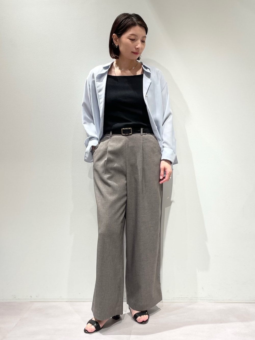 ブラック系のタンクトップ、グレー系のその他パンツ、ブルー系のシャツ/ブラウスを着用したレディースの夏コーディネートの1枚目の写真