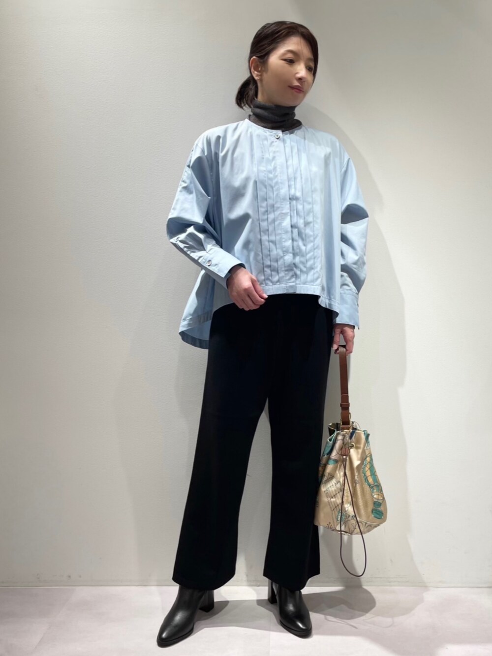 ブラック系のその他パンツ、ブルー系のシャツ/ブラウス、グレー系のニット/セーターを着用したレディースの秋コーディネートの1枚目の写真