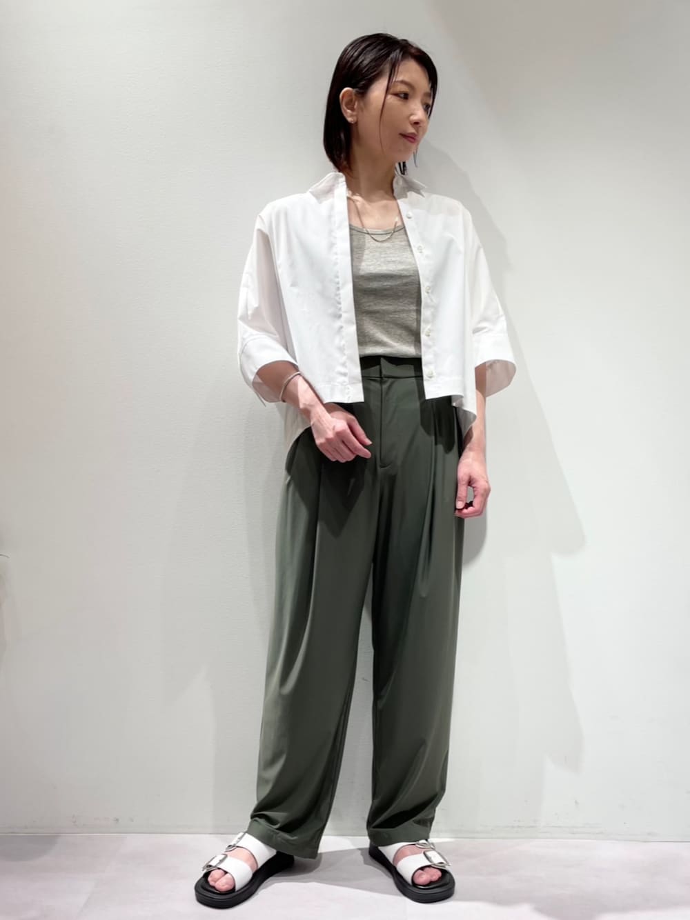 「カリテ(qualite)、REMME、夏コーデ、大人カジュアル、シャツスタイル、フォルム、パンツコーデ、接触冷感パンツ、ハイウエストパンツ、カーキパンツ、サンダル」｜「qualiteのサークルチェーンネックレス（ネックレス、ゴールド系）」を使った、KAWAMURAさん（レディース・160cm）の夏コーディネートの1枚目の写真