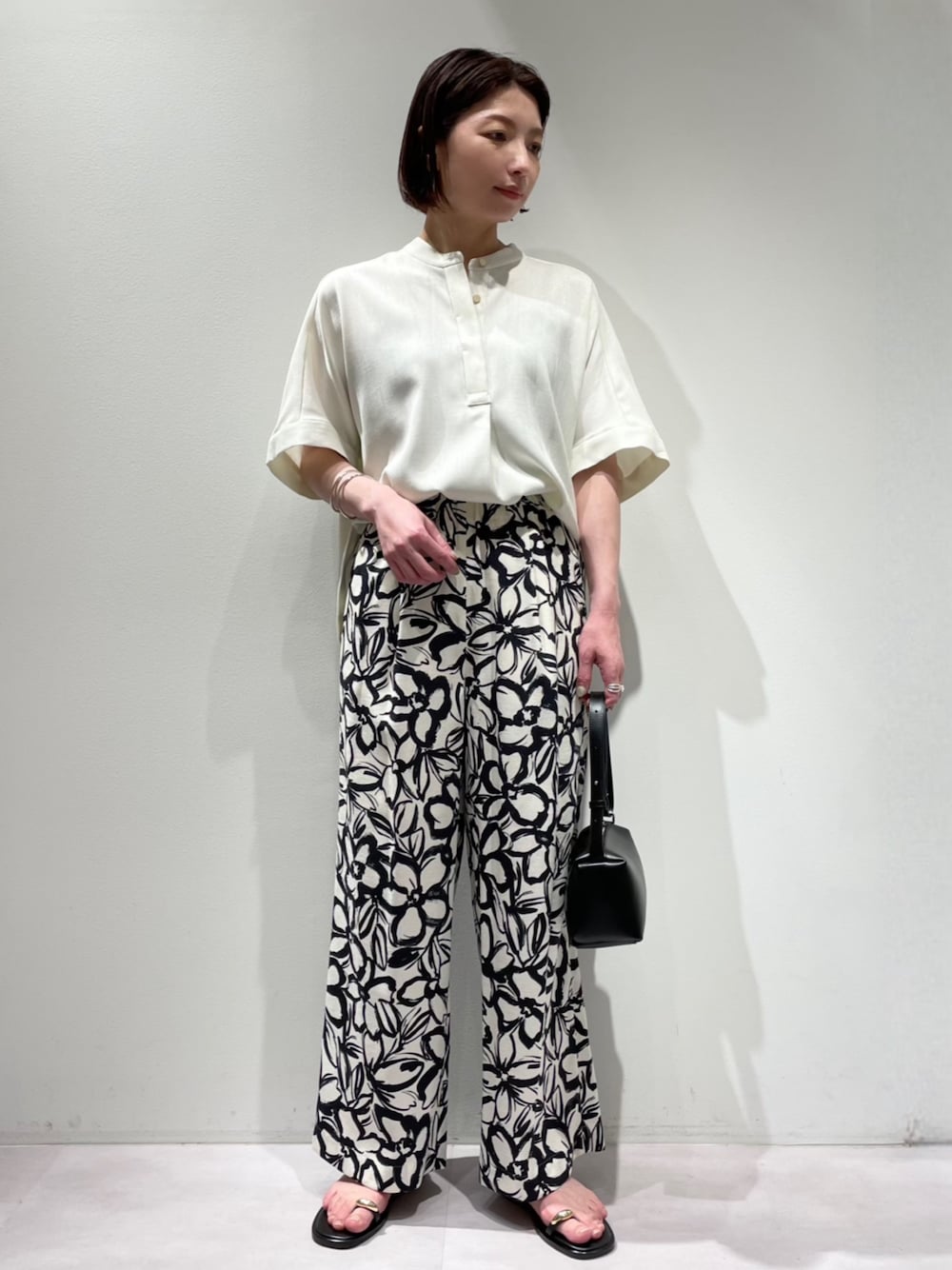 「カリテ(qualite)、パンツコーデ、夏コーデ、ワイドパンツ、お出かけコーデ、シャツ/ブラウス、春夏コーデ、オトナカジュアル、ペイント柄、柄パンツ、柄パンツコーデ、半袖ブラウス、接触冷感パンツ、接触冷感、セットアップ」｜「qualiteのﾘﾈﾝﾗｲｸﾗｳﾝﾄﾞｽﾘｯﾄﾌﾞﾗｳｽ（シャツ/ブラウス、ホワイト系）」を使った、KAWAMURAさん（レディース・160cm）の春コーディネートの1枚目の写真