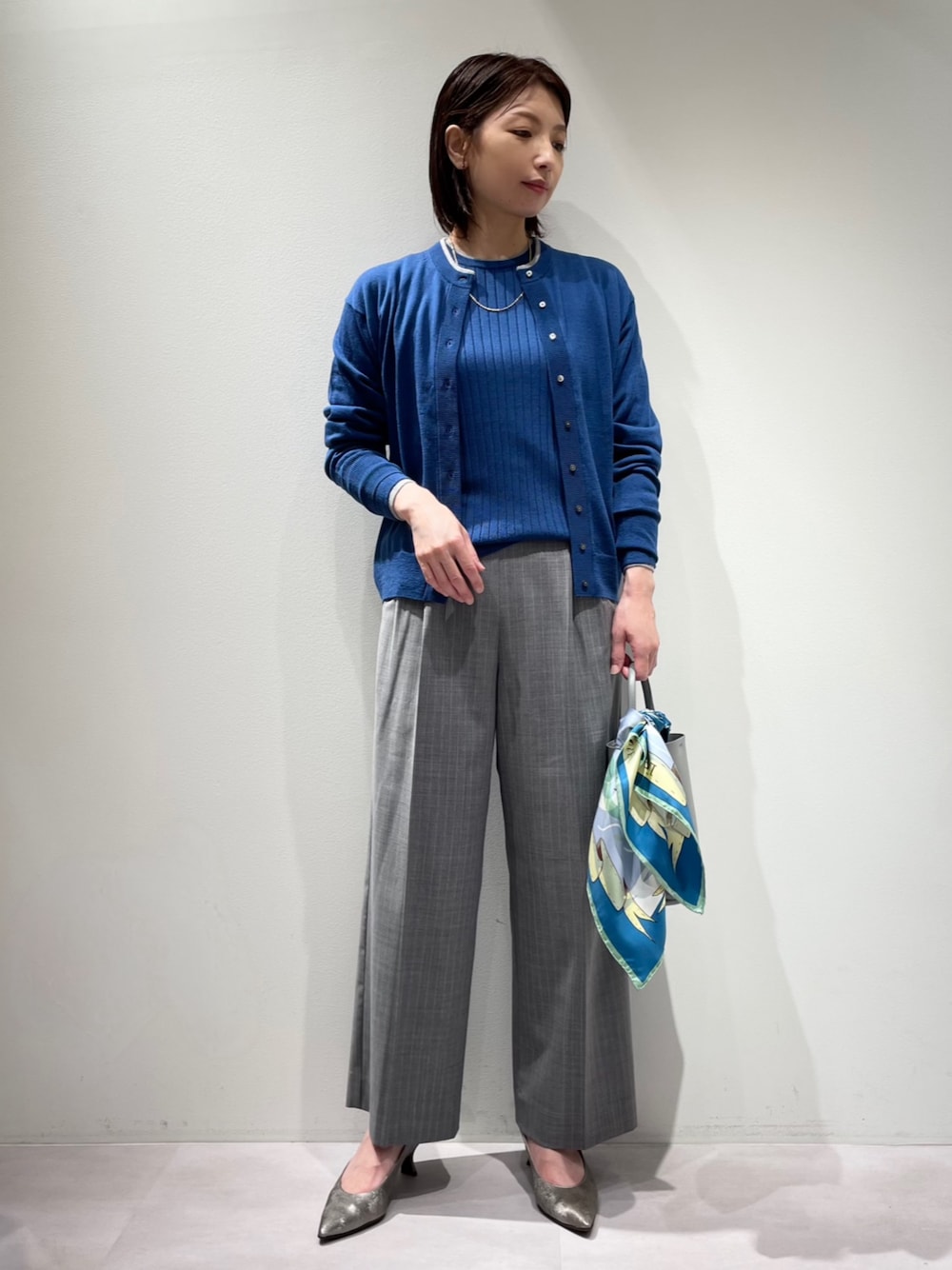 「カリテ(qualite)、Aubannister、ピシェアバハウス、マニプリ、パンツスタイル、秋コーデ、ストライプパンツ、アンサンブルニット、ブルーニット、ハイゲージニット、秋ニット、カーディガン、通勤コーデ、スカーフ、シルバーパンプス」｜「qualiteのサークルチェーンネックレス（ネックレス、ゴールド系）」を使った、KAWAMURAさん（レディース・160cm）の秋コーディネートの1枚目の写真