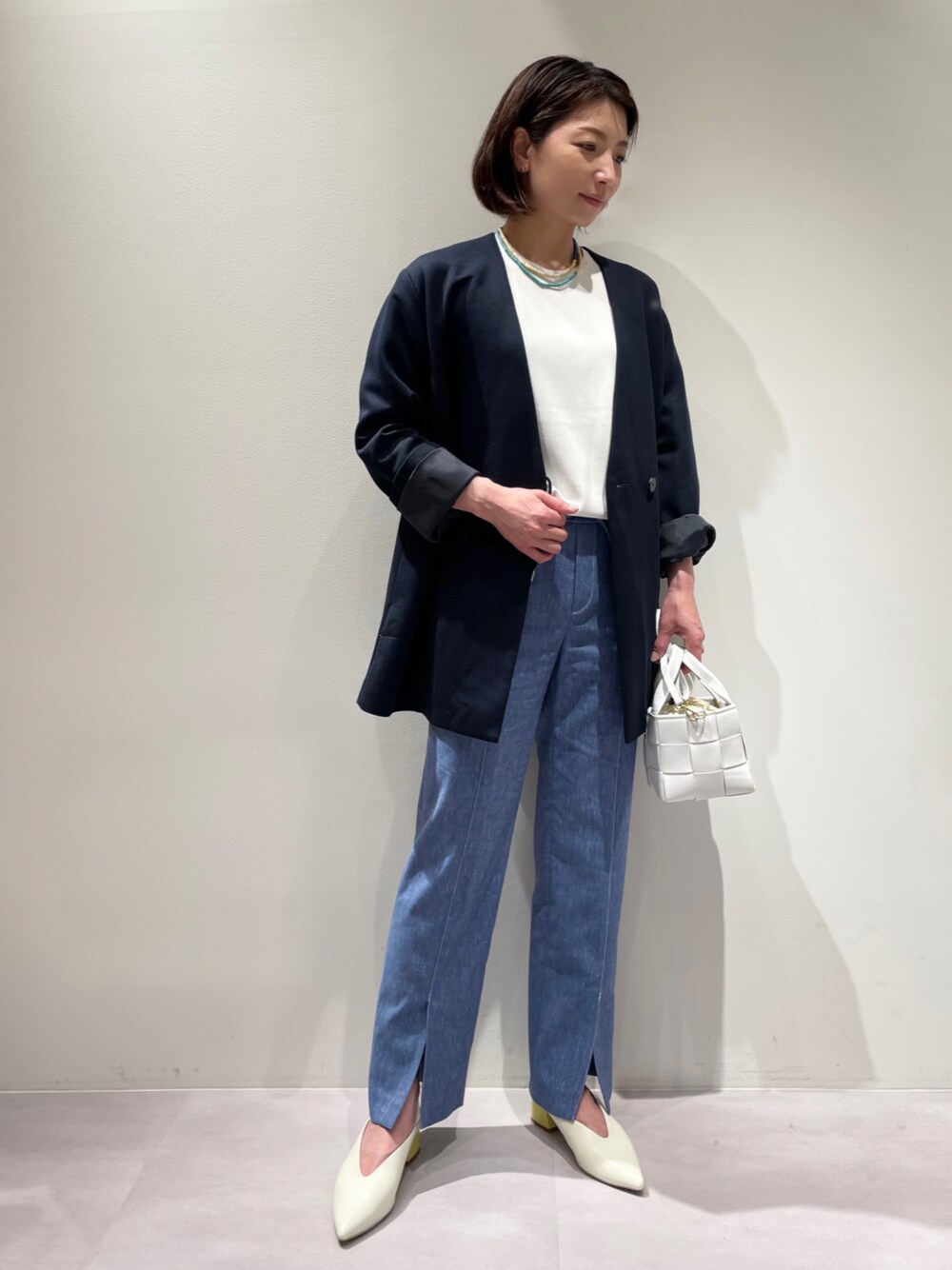 「カリテ(qualite)、ピシェアバハウス、パンツコーデ、通勤コーデ、ミドルコート、ミドル丈、センタースリット、ドロストパンツ、フレアスリーブ、ハイゲージニット、ブルー、春色、春夏コーデ、ポインテッドトゥ」｜「qualiteのダブルジャージミドルコート（ノーカラーコート、ブルー系）」を使った、KAWAMURAさん（レディース・160cm）の春コーディネートの1枚目の写真